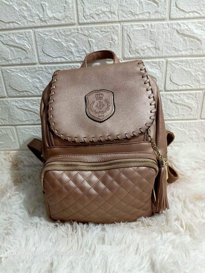 How are U backpack, Luxury, Bags & Wallets on Carousell