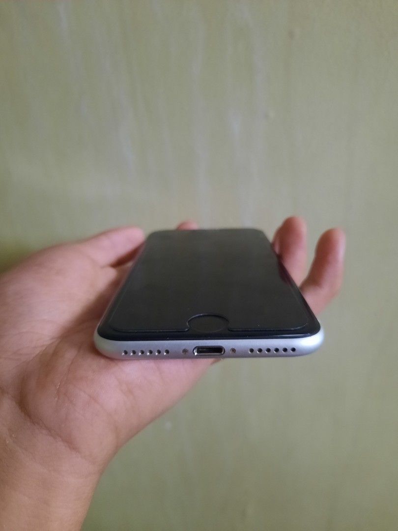 Iphone SE 2nd Gen (Category: iPhone SE Series) located in Imus. Submitted by gelom0622 (Listing ID 1208917892, Image 3). Description: Iphone SE 2nd Generation 128gb color white true tone working touch ID working open line (fu) 81 beta health all button crisps slightly nego sa sure buyer. meet up Bacoor to Dasma area.