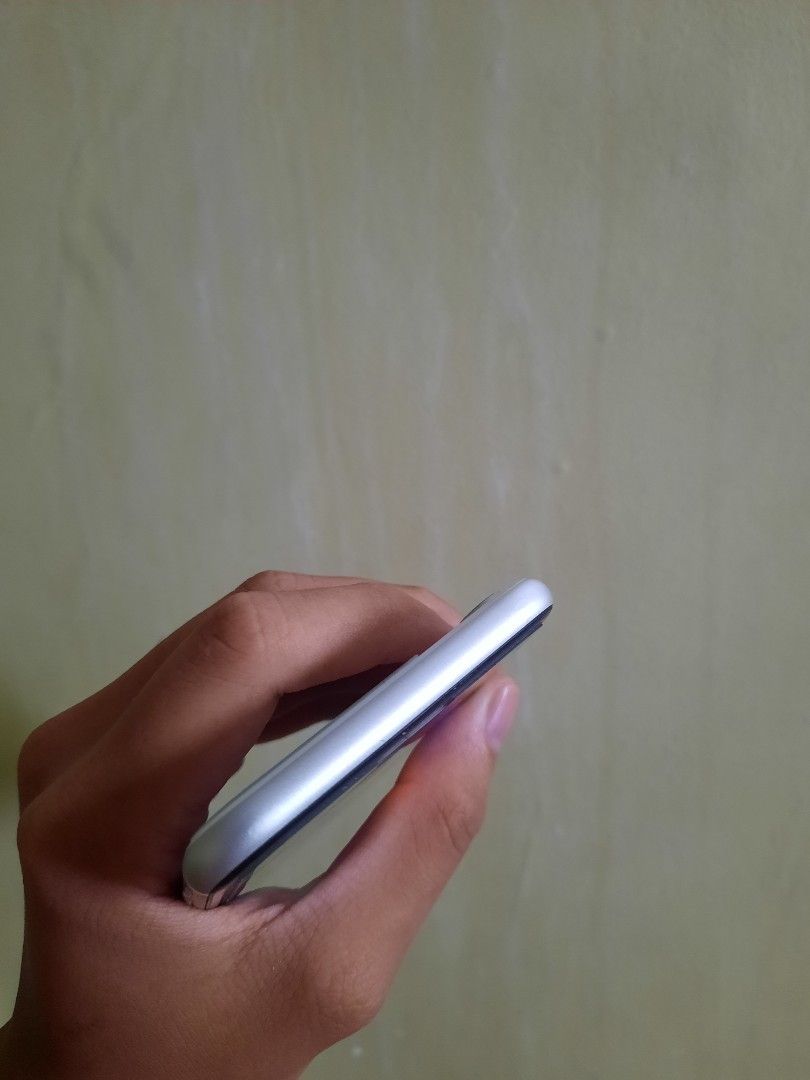 Iphone SE 2nd Gen (Category: iPhone SE Series) located in Imus. Submitted by gelom0622 (Listing ID 1208917892, Image 2). Description: Iphone SE 2nd Generation 128gb color white true tone working touch ID working open line (fu) 81 beta health all button crisps slightly nego sa sure buyer. meet up Bacoor to Dasma area.