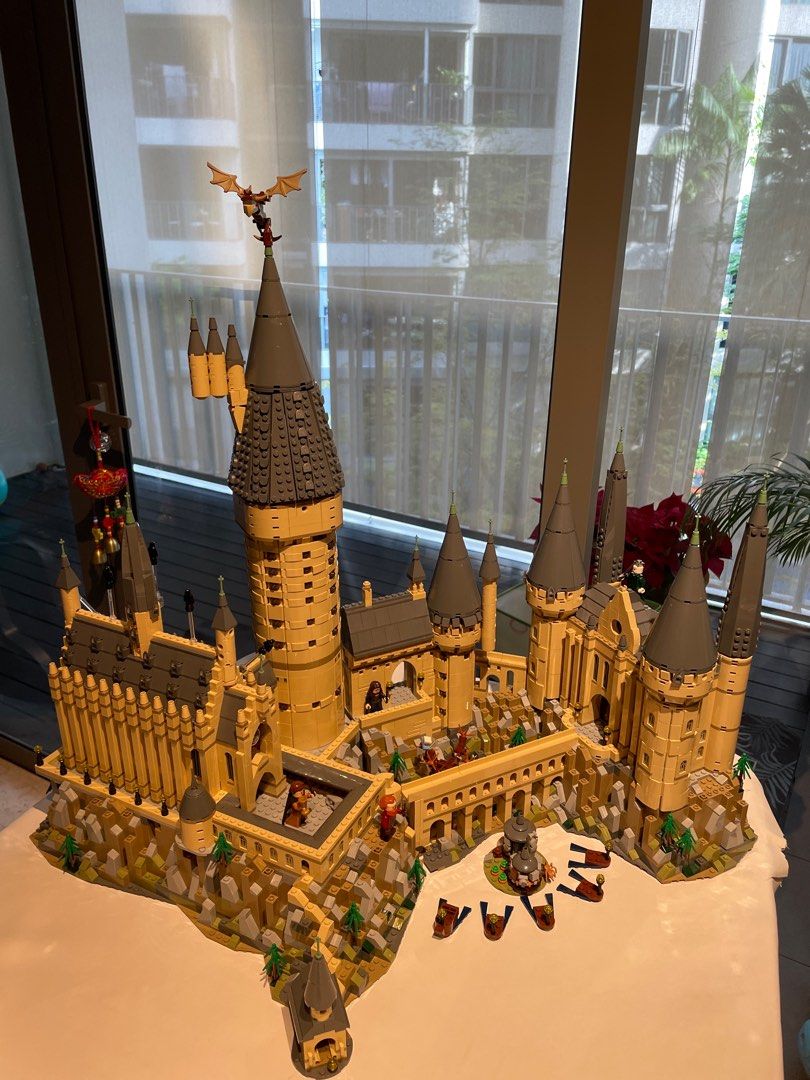 LEGO Harry Potter Hogwarts Castle 71043 Building Set - Model Kit with  Minifigures, Featuring Wand, Boats, and Spider Figure, Gryffindor and  Hufflepuff Accessories, Collectible for Adults and Teens 