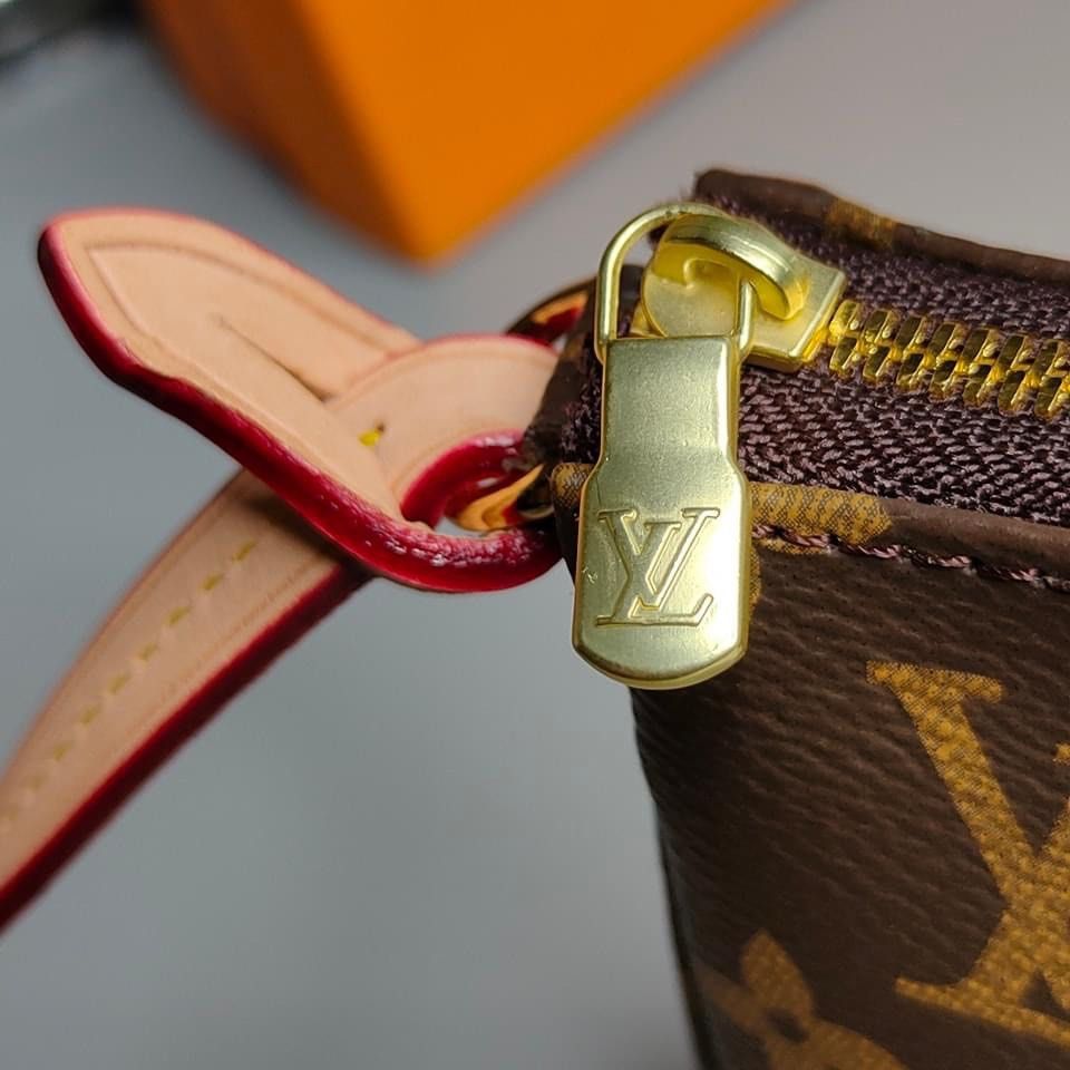 LV POCHETTE MELANIE MM, Women's Fashion, Bags & Wallets, Purses & Pouches  on Carousell