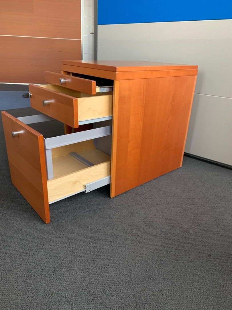 Mobile pedestal with 2 drawers and 1 tray with caster wheels