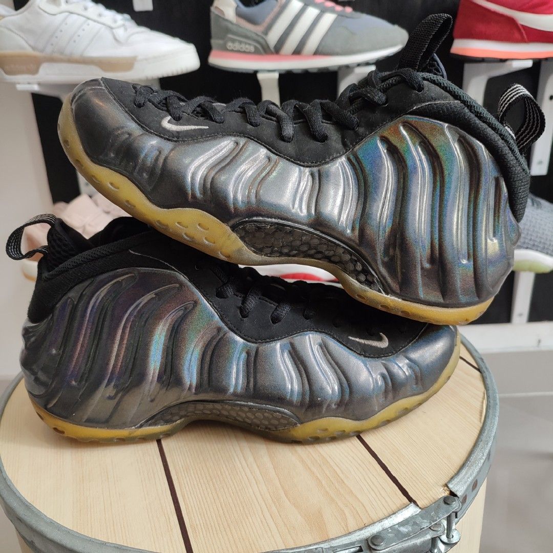 Nike air foamposite one hologram, Fesyen Pria, Sepatu , Sneakers di  Carousell