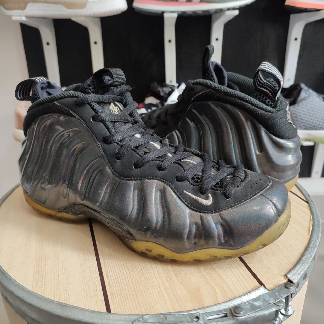 Nike air foamposite one hologram, Fesyen Pria, Sepatu , Sneakers di  Carousell