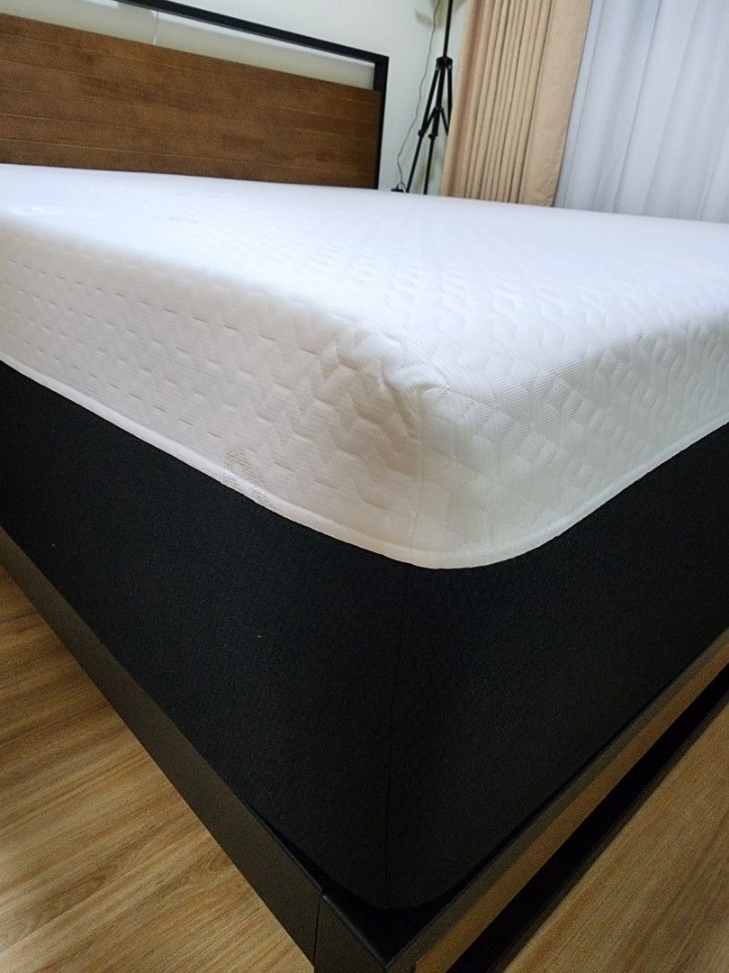 ZINUS King size cool latex hybrid pocketed spring mattress, Furniture & Home Living, Furniture
