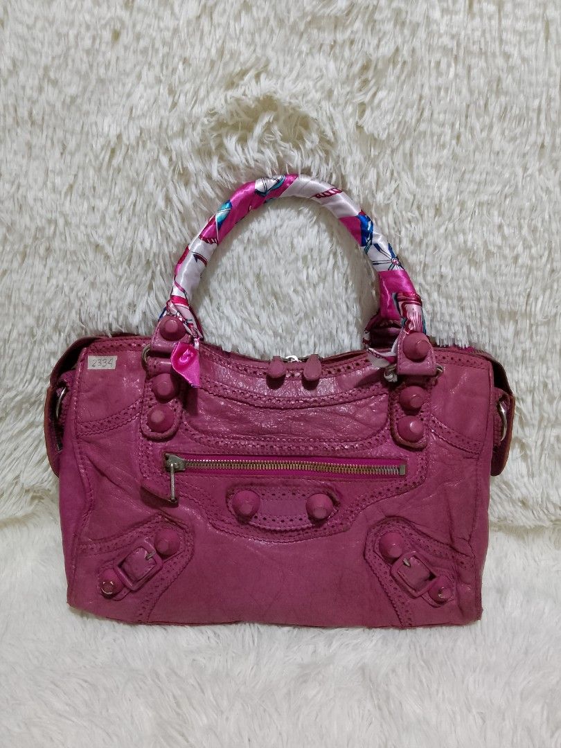 Balenciaga magenta 36cm with flaws (Category: Luxury Bags & Wallets) located in Cainta. Submitted by janilen (Listing ID 1209160720, Image 1). Description: 14"x9.5" putol Yung matigas sa loob Ng handle. lampo zipper with code. with flaws sa body at corners. see pic for details. preloved from Korea manage your expectations.