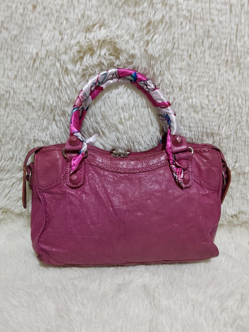 Balenciaga magenta 36cm with flaws (Category: Luxury Bags & Wallets) located in Cainta. Submitted by janilen (Listing ID 1209160720, Image 2). Description: 14"x9.5" putol Yung matigas sa loob Ng handle. lampo zipper with code. with flaws sa body at corners. see pic for details. preloved from Korea manage your expectations.