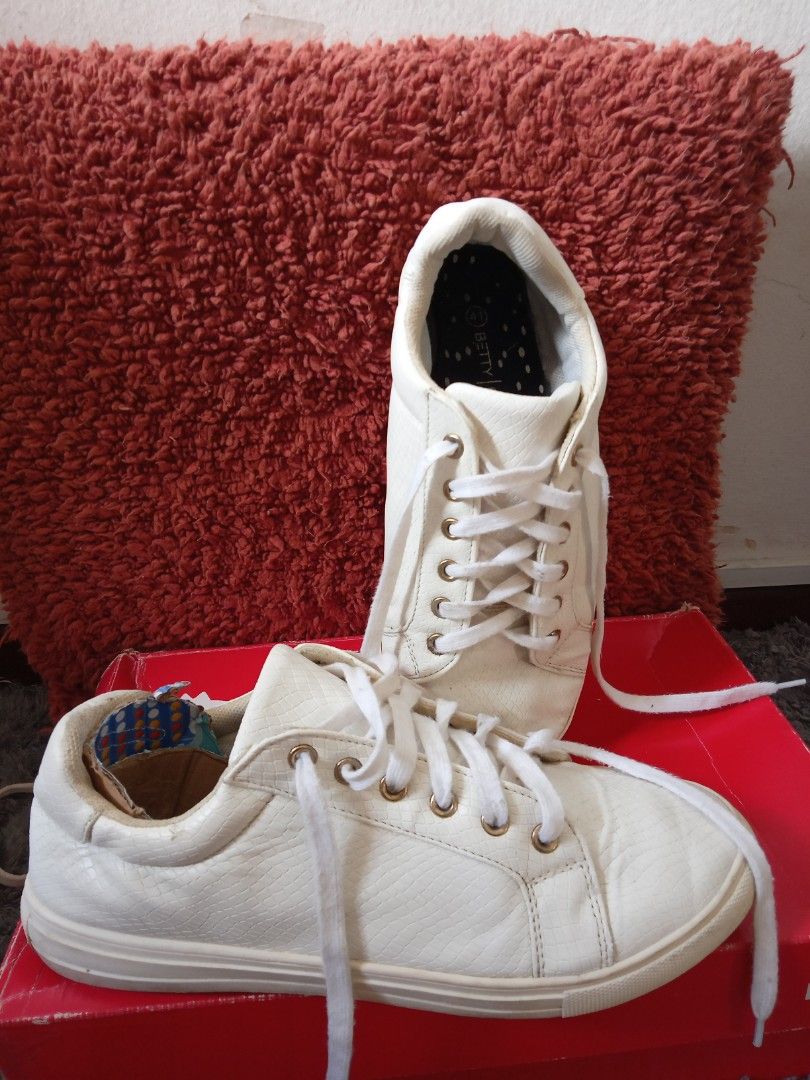Betty basics sneakers store
