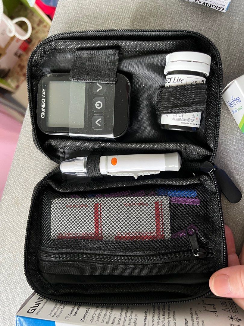 Blood glucose selftesting kit, Health & Nutrition, Health Monitors