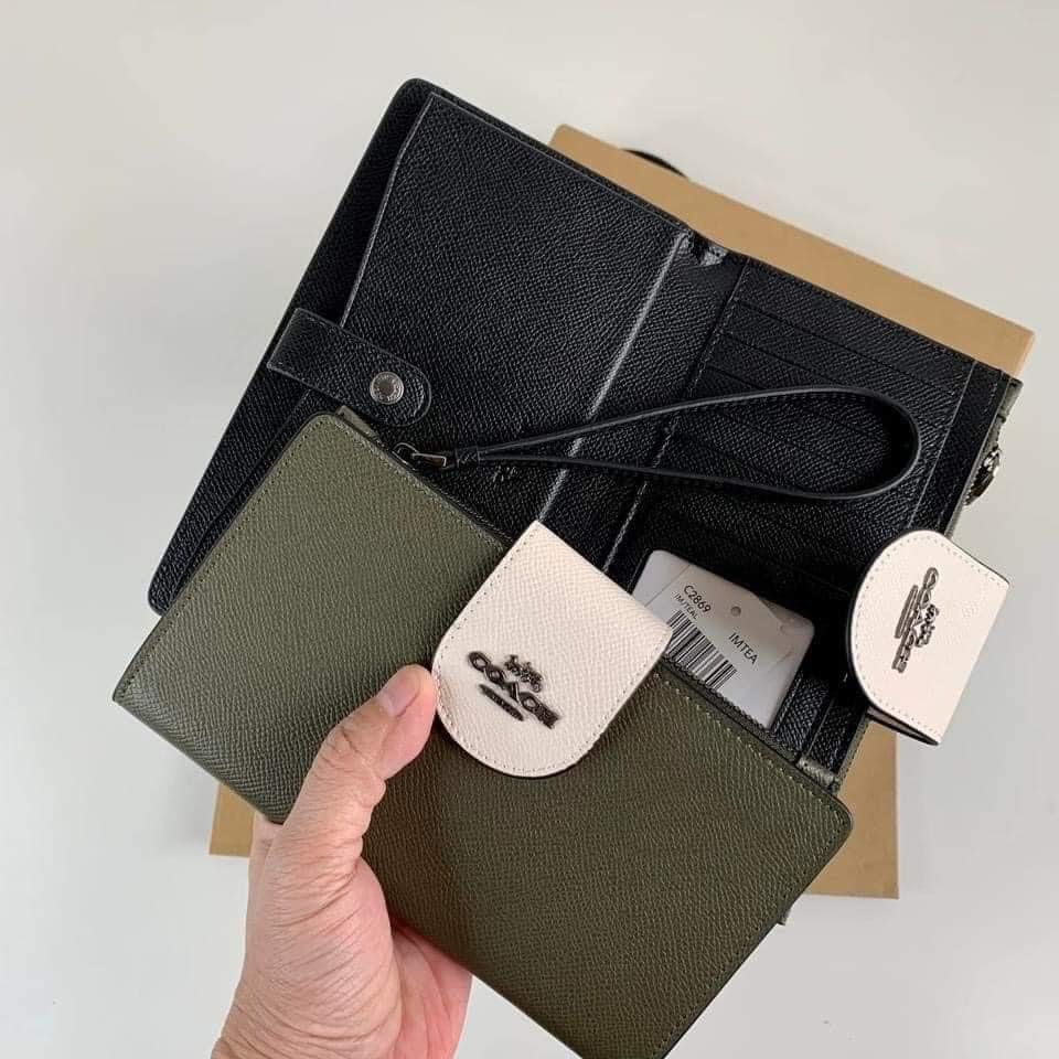 CCH RND BIFOLD PHONE WRISTLET (Category: Luxury Bags & Wallets) located in Batangas. Submitted by Aki.s_Cart (Listing ID 1209229223, Image 2). Description: CCH RND Bifold Phone Wallet/Wristlet 7 1/4" (L) x 4 1/2" (H) P1,500 + sf Actual photo Mirror Copy.