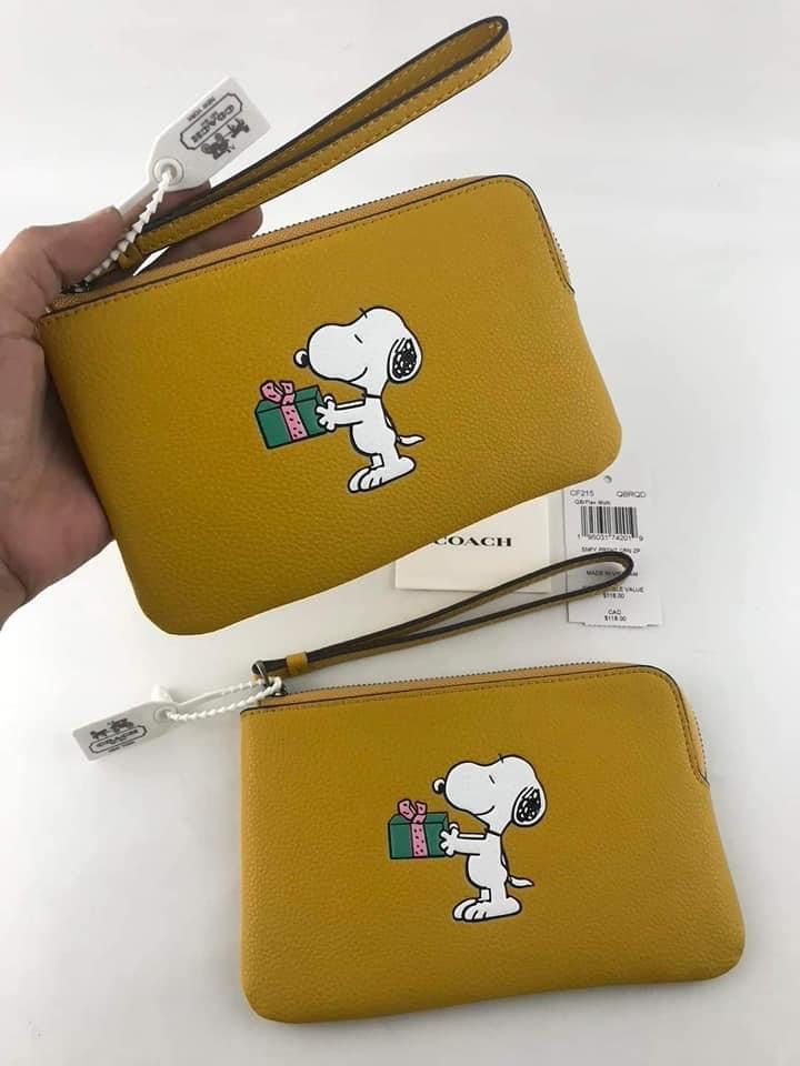CCH WRISTLET (Category: Luxury Bags & Wallets) located in Batangas. Submitted by Aki.s_Cart (Listing ID 1209229695, Image 1). Description: CCH Wristlet 6 1/2" (L) x 3 3/4" (H) P1,050 + sf w/ paperbag only Actual photo Mirror Copy.