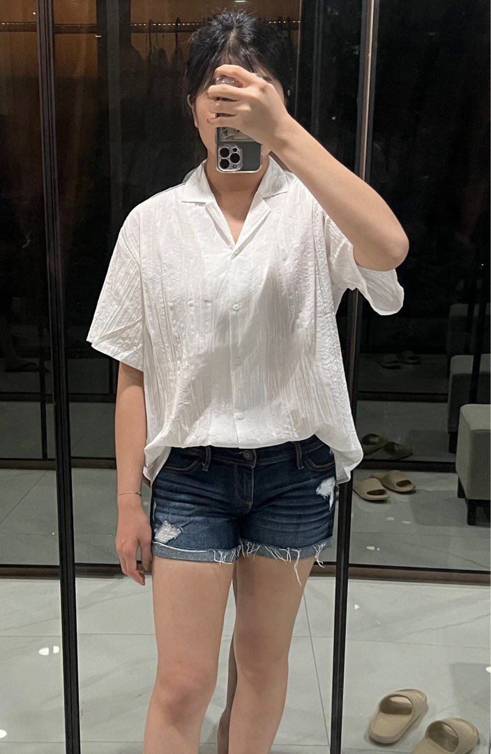 Hollister Women s Shorts Ripped Jeans Fesyen Wanita Pakaian Wanita Bawahan di Carousell