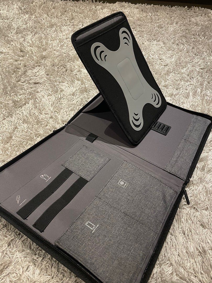 ipad folio (Category: Cases & Sleeves) located in Singapore. Submitted by e_lkl (Listing ID 1209222115, Image 1). Description: It is a folder that holds your iPad and other accessories. Very useful and handy to bring around. .