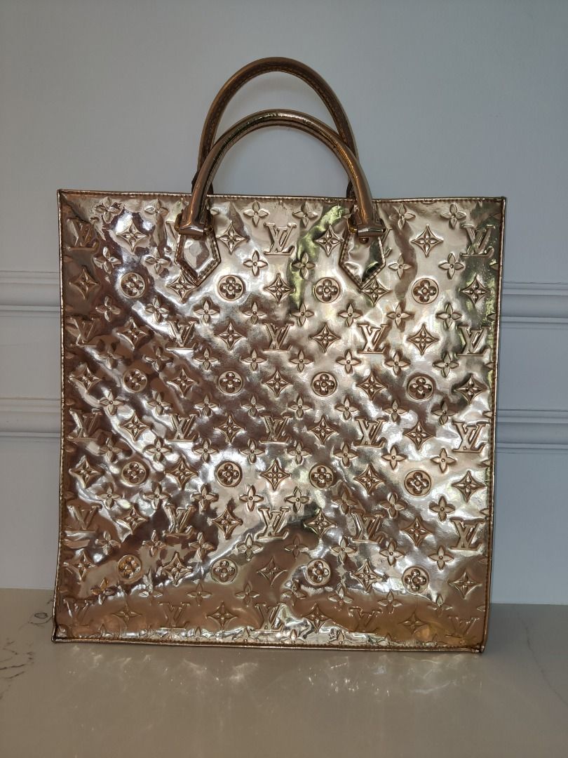 Gold tote handbag hotsell