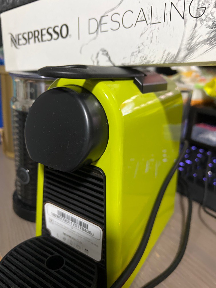 Nespresso coffee machine + Aeroccino 3 + 1 descaling + 2 boxes of brand