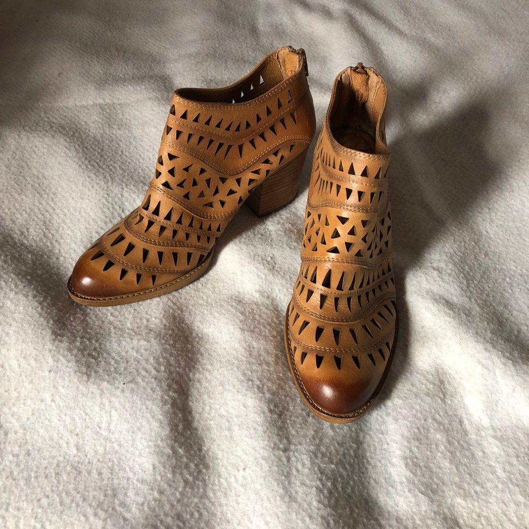 SOFFT Westwood Leather Perforated Cutout Ankle Booties 7 1 2
