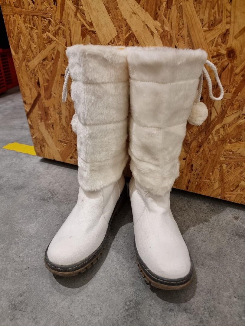 White boots fur shop