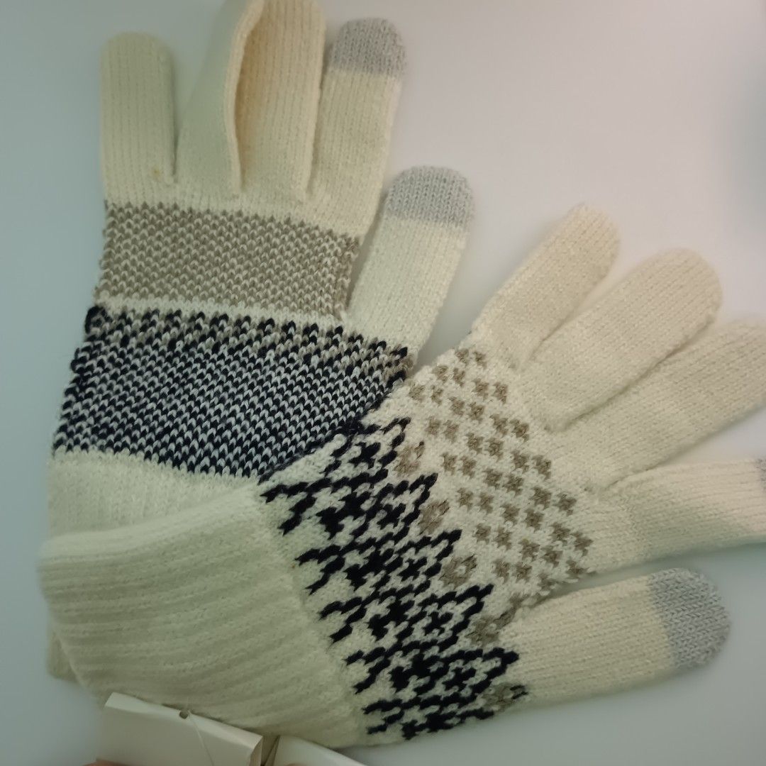 Winter gloves Uniqlo Heattech, Women's Fashion, Coats, Jackets and