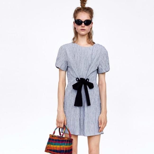 Zara Basic Front Grid Checkered Tie Knot Casual Dress (Category: Dresses) located in Manila. Submitted by BrandedCornerOutlet (Listing ID 1209105585, Image 3). Description: Has stains see the last 2 pict. nasa part na nd namn nakikita since naka-fold ung design niya🙂. Hence, selling it low. rfs: need money for Taylor Swift concert. ps. color may slightly very due to photographic lighting pps. kindly visit my bio for seller’s policy. MAKE READING