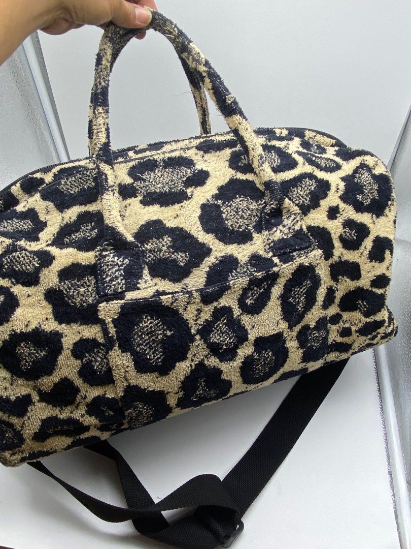 💯 ORIG UNGARO TRAVEL BAG (Category: Luxury Bags & Wallets) located in Bacolod City. Submitted by chuchaystuffs (Listing ID 1209408241, Image 1). Description: Nice pa good for 1week na pang travel bag .