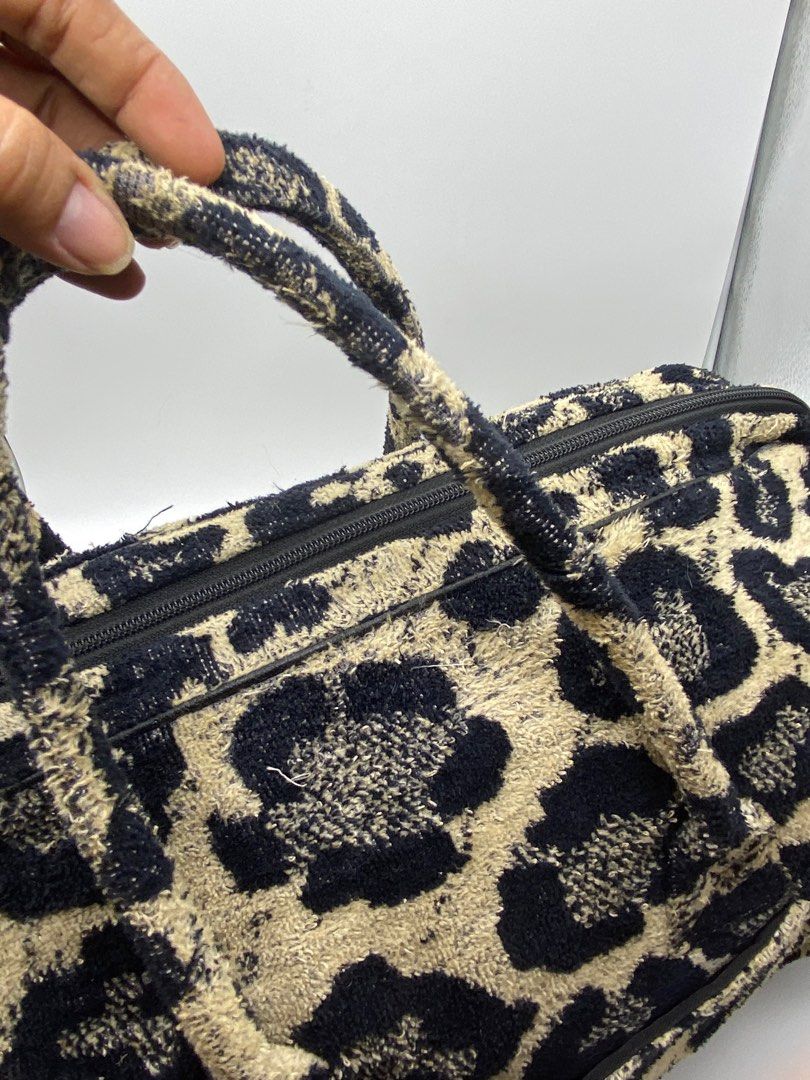 💯 ORIG UNGARO TRAVEL BAG (Category: Luxury Bags & Wallets) located in Bacolod City. Submitted by chuchaystuffs (Listing ID 1209408241, Image 2). Description: Nice pa good for 1week na pang travel bag .