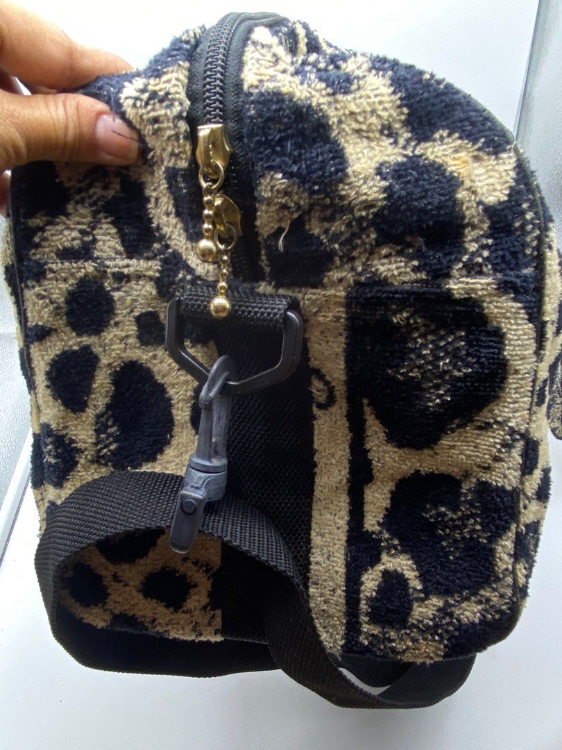 💯 ORIG UNGARO TRAVEL BAG (Category: Luxury Bags & Wallets) located in Bacolod City. Submitted by chuchaystuffs (Listing ID 1209408241, Image 3). Description: Nice pa good for 1week na pang travel bag .