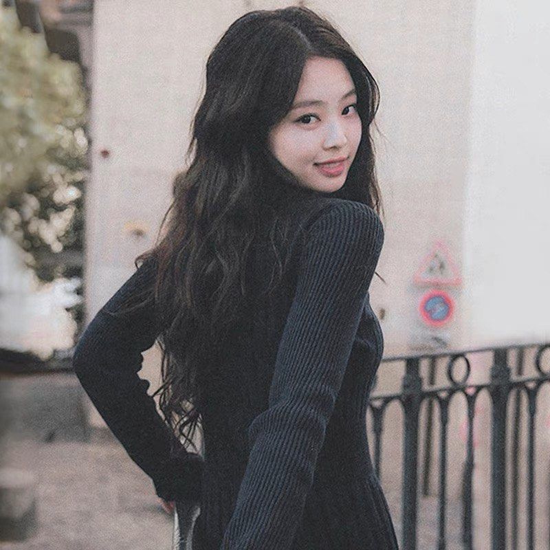 Blackpink s Jennie styled Black dress