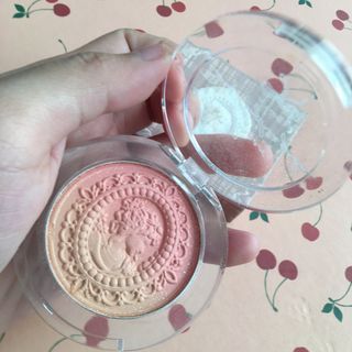 COLOR ROSE Vintage Queen Embossed Blush On