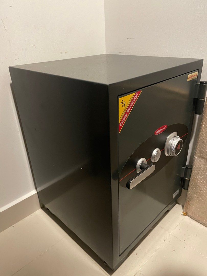 Diplomat Floor Safe, Furniture & Home Living, Security & Locks, Safe on