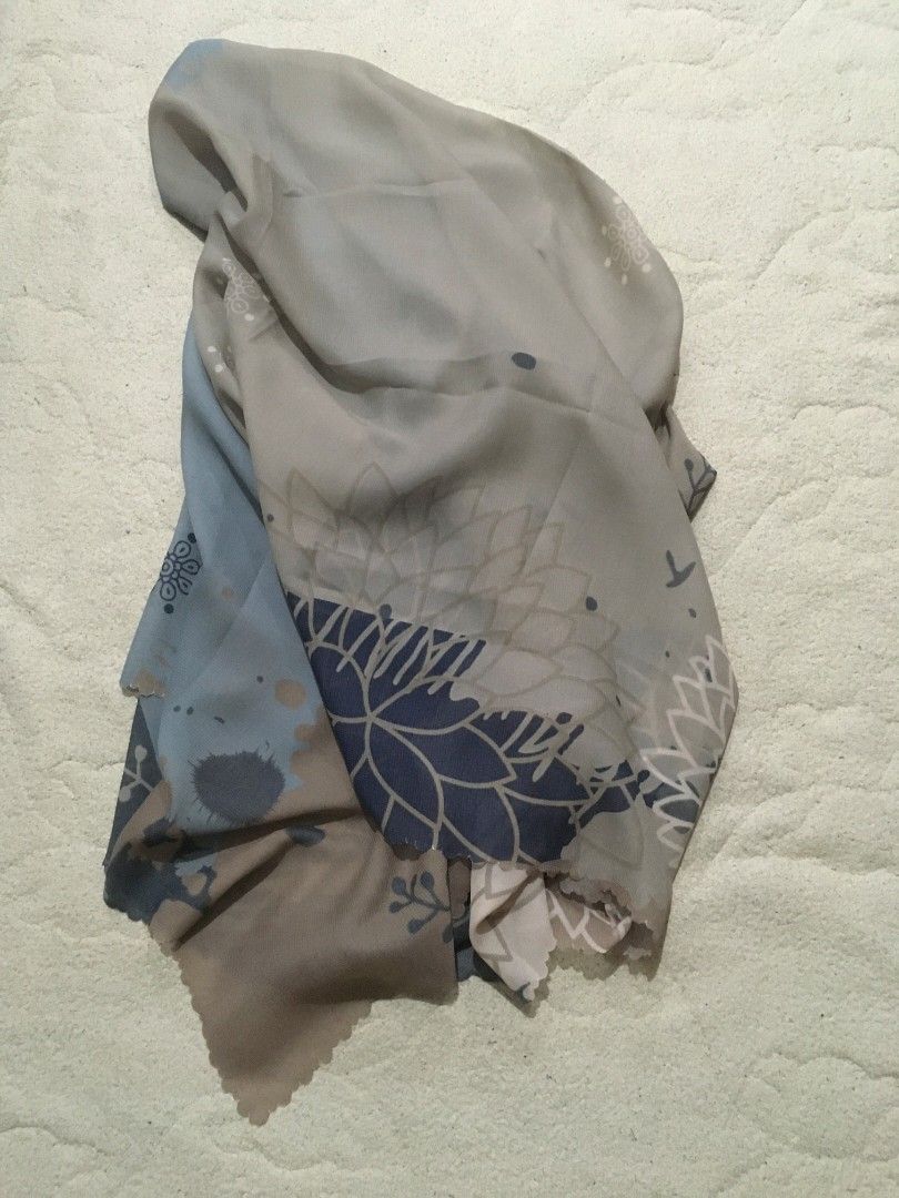 Hijab motif warna biru dan abu2, Women's Fashion, Muslim Fashion