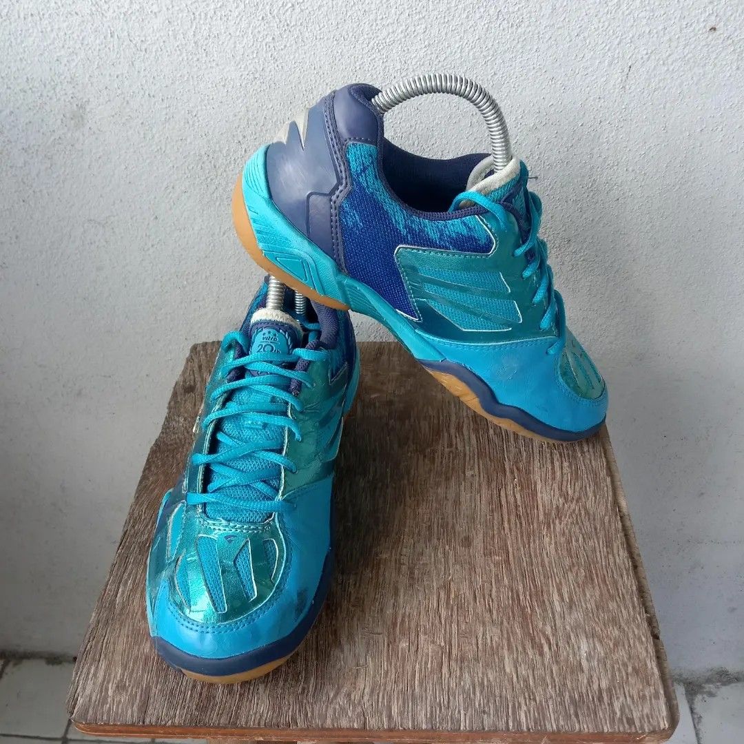 Unmarked shoes outlet for badminton