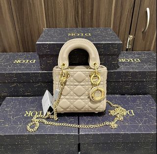 (Category: ) located in . Submitted by japanandsingaporeluxepreloved (Listing ID 1209289476, Image 1). Description: .