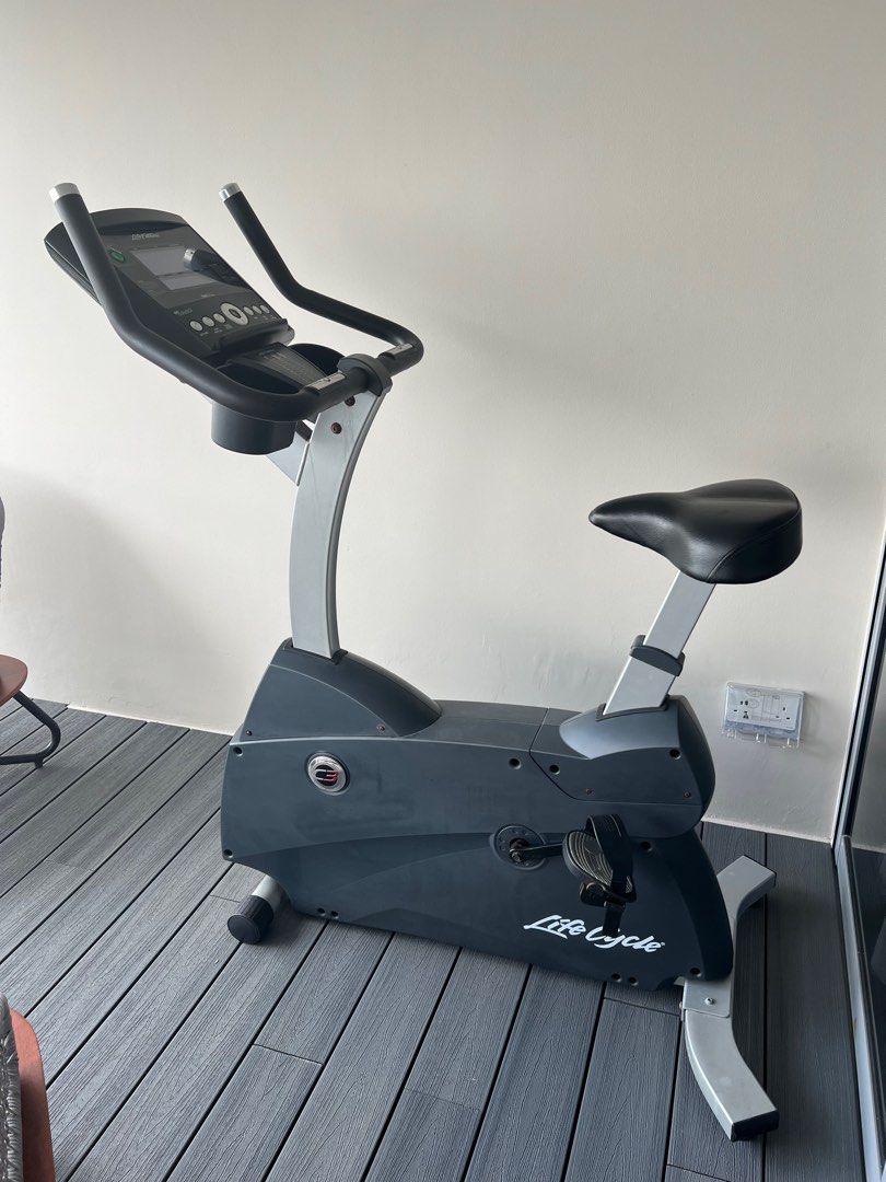 Life fitness c1 sales upright lifecycle exercise bike