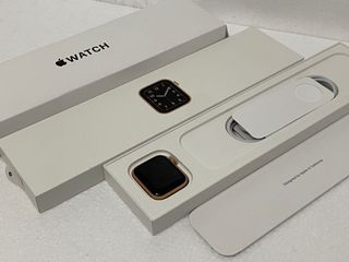 (LIKE NEW) Apple Watch SE 40mm Gold