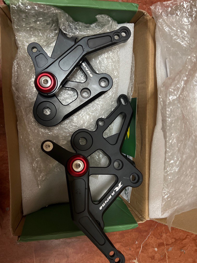 Rapido racing footrest for lc 135, Motorcycles, Motorcycle Accessories