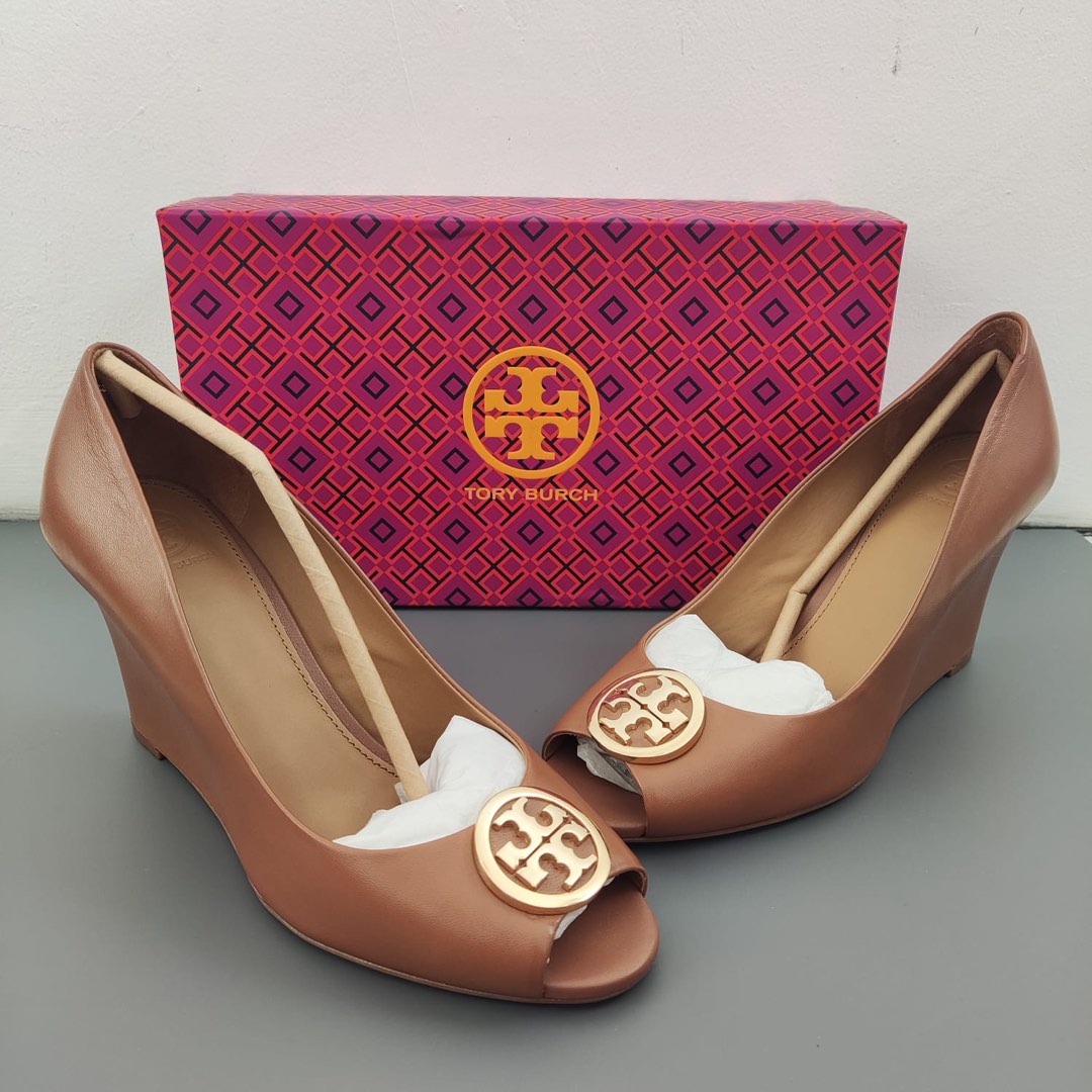 Ready PRELOVED Tory burch benton 2 85mm peep toe wedge nappa leather royal  tan size 9 with box, Fesyen Wanita, Sepatu di Carousell