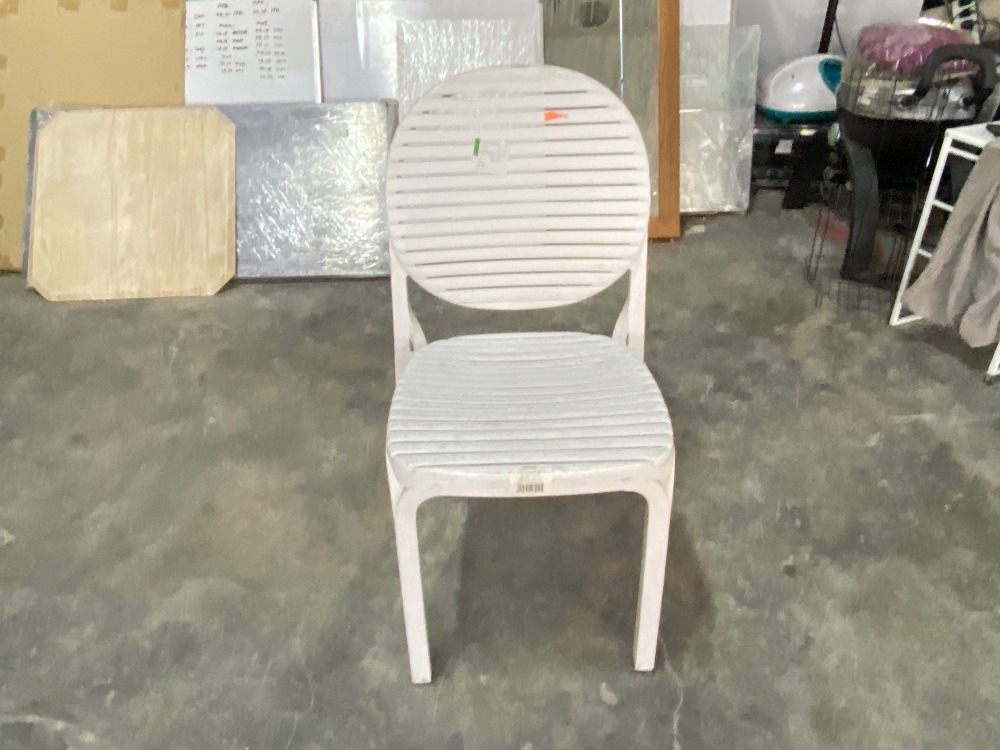 (F20040070) White Hard Plastic Chair / Kerusi Plastik Keras Putih