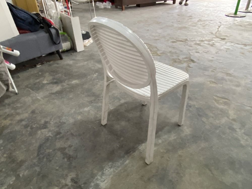 (F20040070) White Hard Plastic Chair / Kerusi Plastik Keras Putih