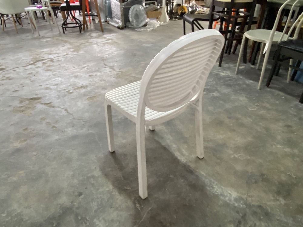 (F20040070) White Hard Plastic Chair / Kerusi Plastik Keras Putih
