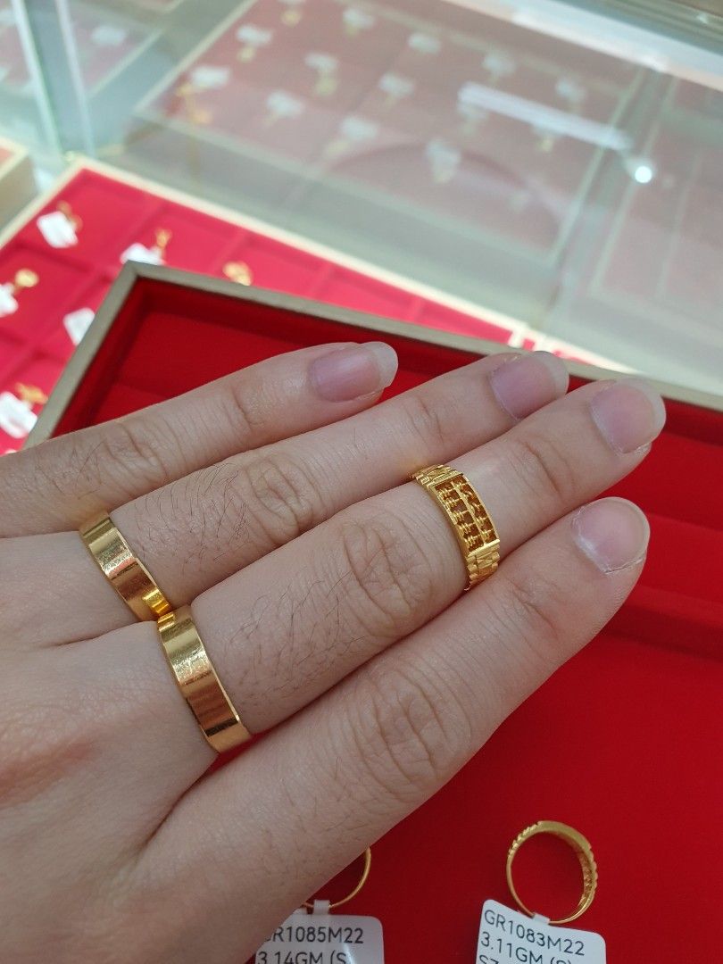 Gold band sales ring with circles