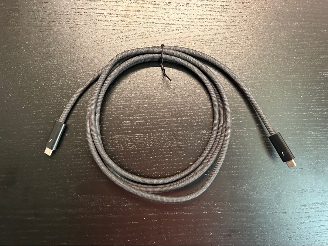 Apple Thunderbolt 4 Pro Cable (1.8m), 電腦＆科技, 電腦周邊及配件, 電腦線、轉接線及轉換器