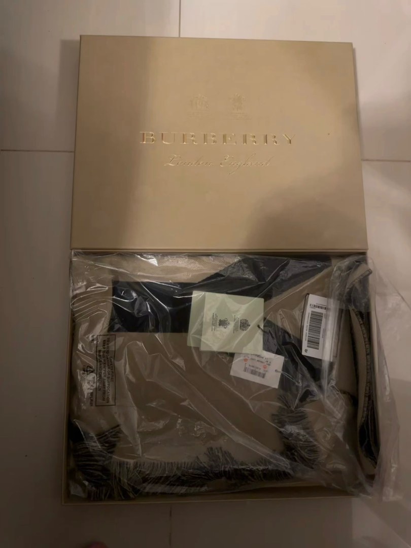 Burberry scarf, Luxury, Accessories on Carousell