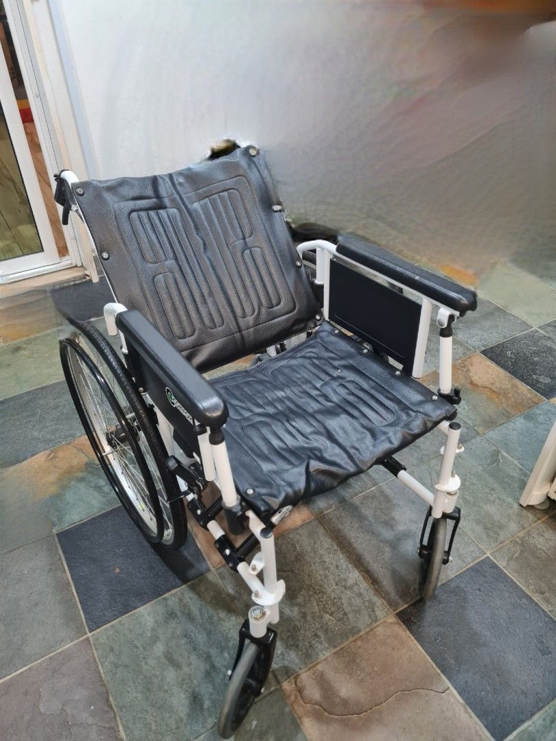 Rent (1 week) Comfort foldable heavy duty wheelchair with detachable