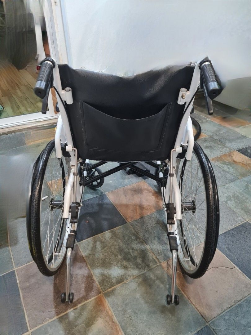 Rent (1 week) Comfort foldable heavy duty wheelchair with detachable