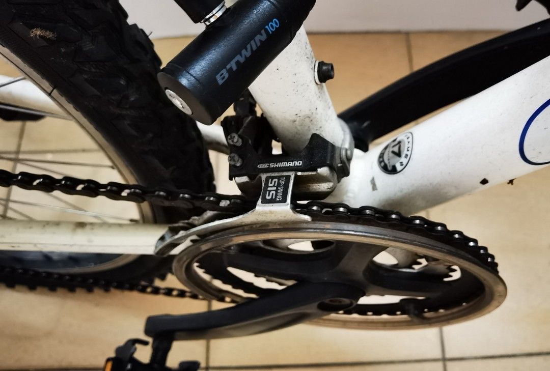 Giant Boulder Mountain Bike / Shimano Gear / 21 speeds / 26" Tyre