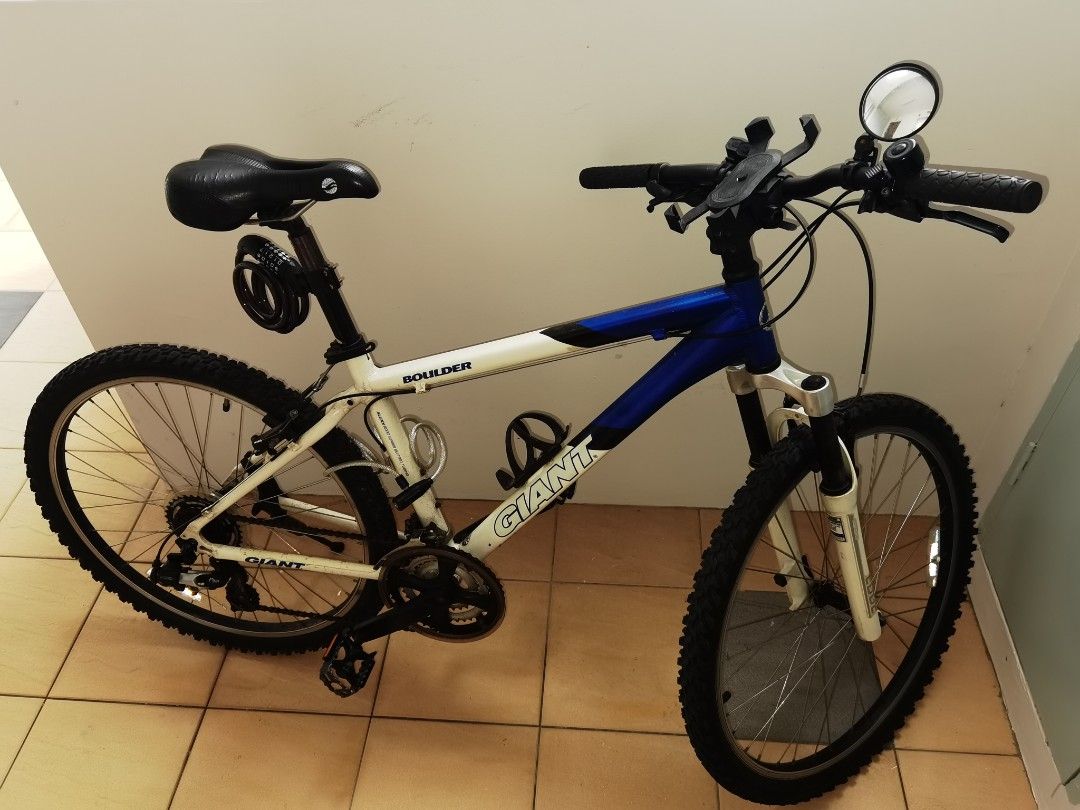 Giant Boulder Mountain Bike / Shimano Gear / 21 speeds / 26" Tyre