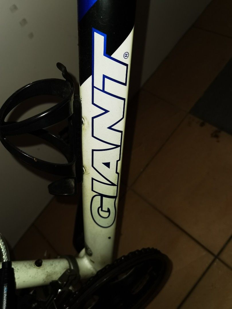 Giant Boulder Mountain Bike / Shimano Gear / 21 speeds / 26" Tyre