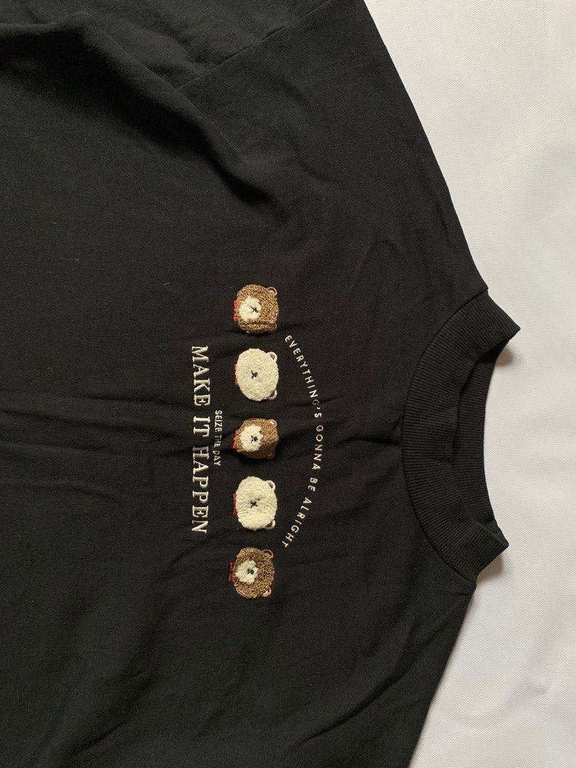 Khalita sweatshirts (Category: Longsleeves) located in Rodriguez. Submitted by peanutb (Listing ID 1209509088, Image 2). Description: 20” x 23”.