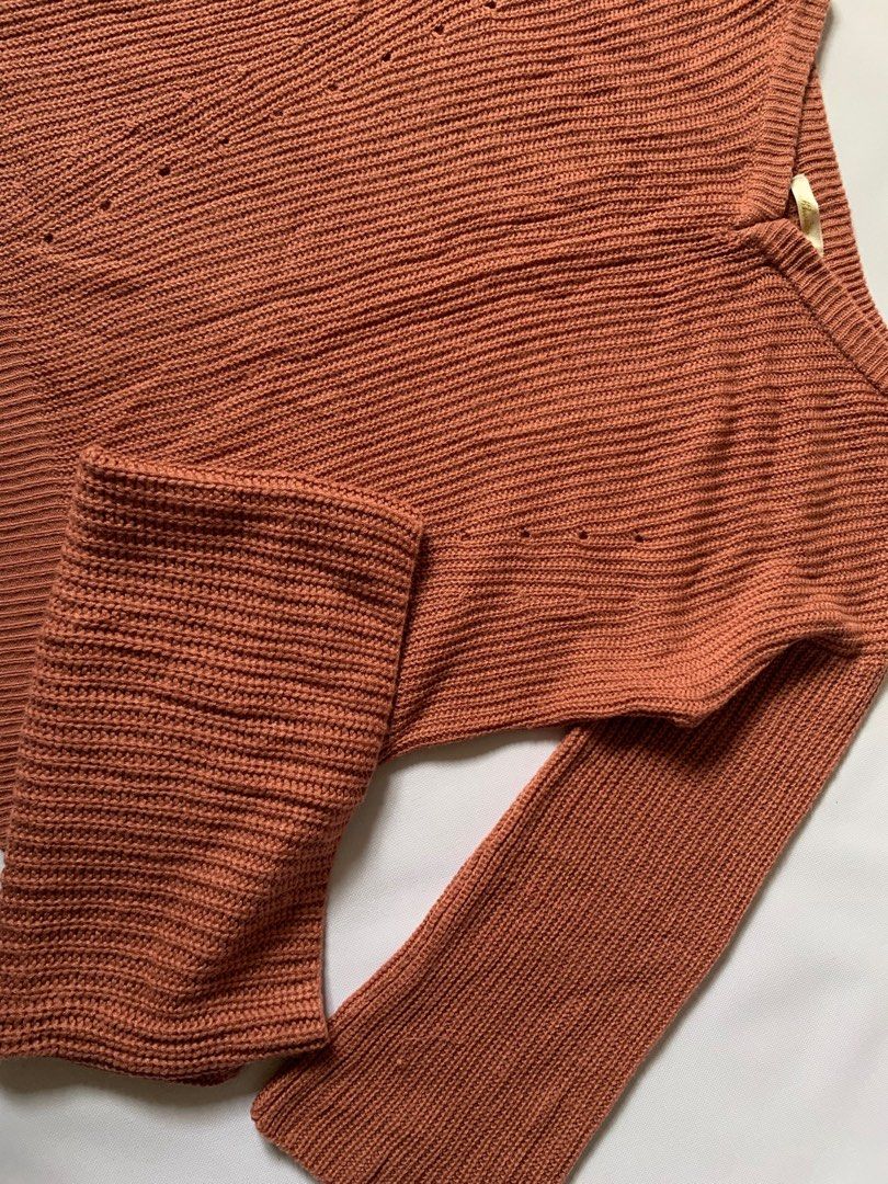 Knitted sweater (Category: Longsleeves) located in Rodriguez. Submitted by peanutb (Listing ID 1209507755, Image 2). Description: With scarf 23” x 21”.