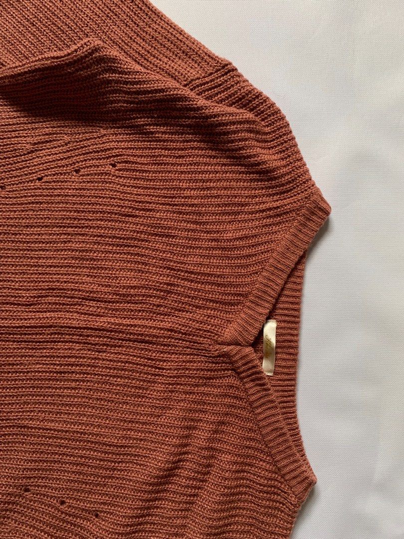 Knitted sweater (Category: Longsleeves) located in Rodriguez. Submitted by peanutb (Listing ID 1209507755, Image 3). Description: With scarf 23” x 21”.